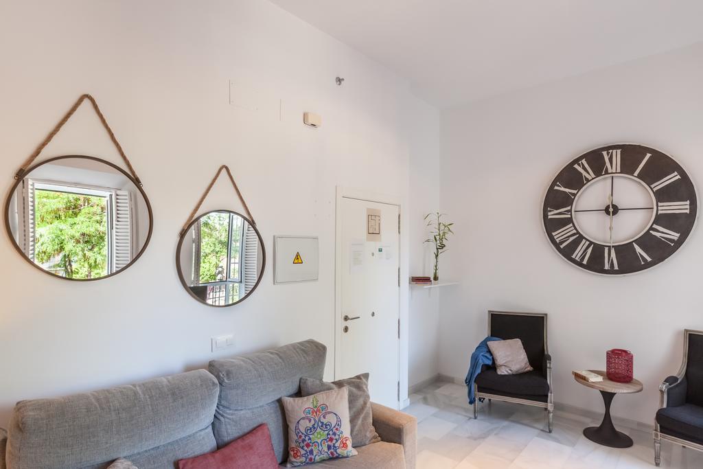 Apartamentos Plaza Pilatos Seville Exterior photo